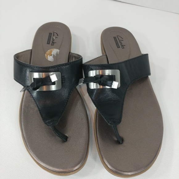 clarks black leather flip flops